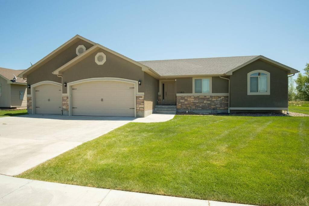 3 Car Garage Full Kitchen Large Backyard Smart Tvs Villa Idaho Falls Exterior photo