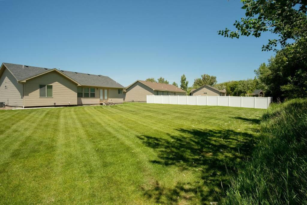 3 Car Garage Full Kitchen Large Backyard Smart Tvs Villa Idaho Falls Exterior photo